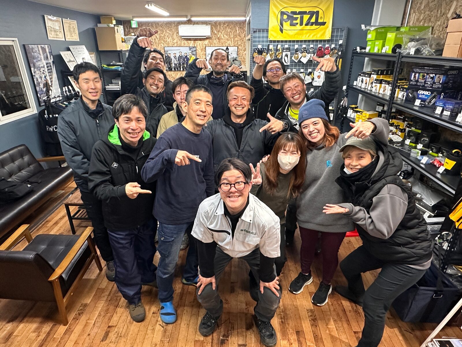 株式会社4U スタッフ集合写真
